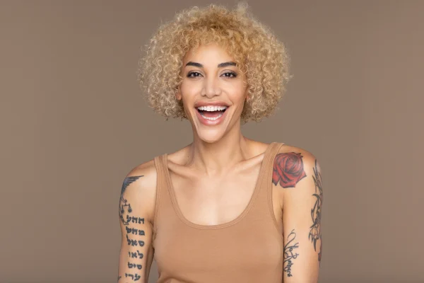 close-up-of-a-smiling-hispanic-woman-in-her-40-s-o-2025-10-15-04-43-36-utc_resultat