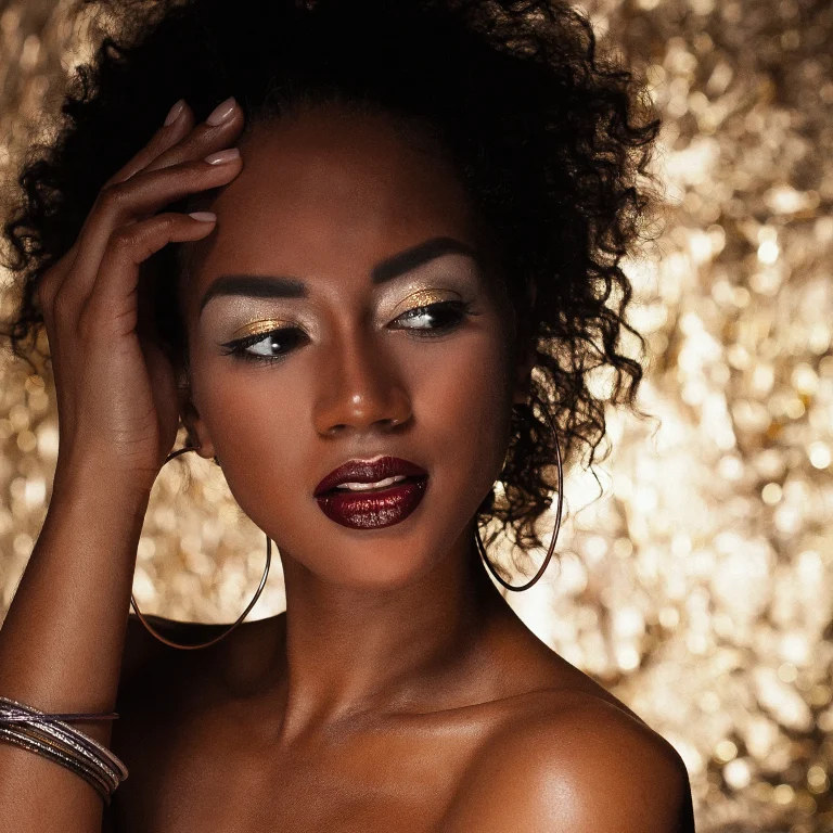 young-elegant-african-american-woman-with-afro-hai-2025-10-16-03-26-41-utc_resultat